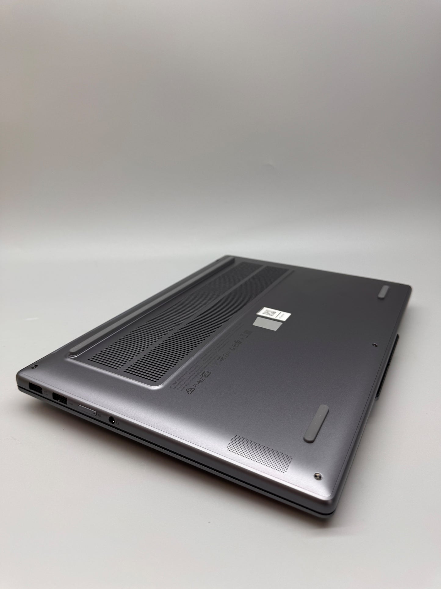 Lenovo IdeaPad Pro 5 14AKP10 Copilot+ PC 14in OLED Laptop Ryzen AI 7 24 GB RAM 1TB RAM 83JL0012UK