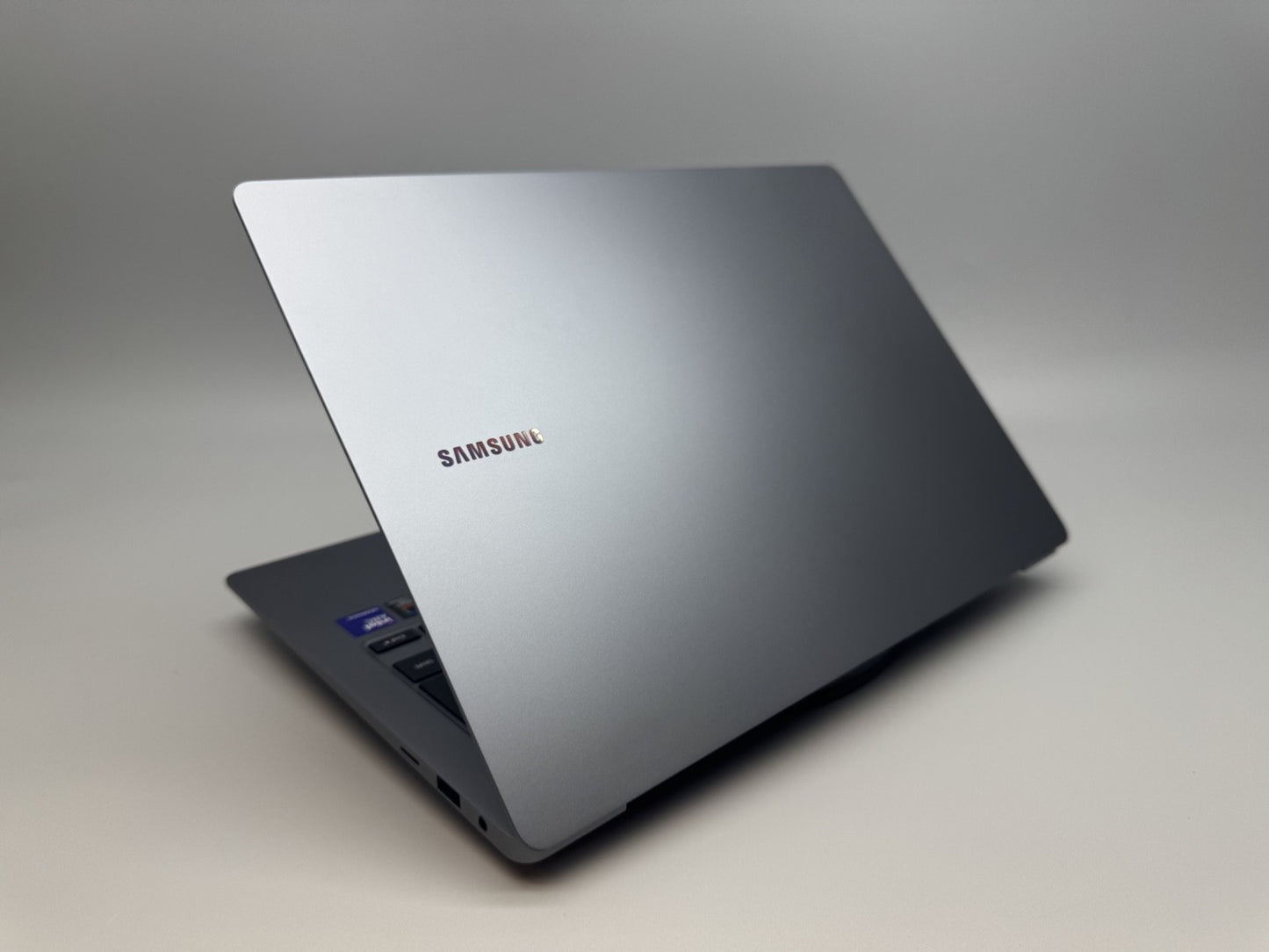 Samsung Galaxy Book 5 Pro 14" AMOLED Touchscreen Laptop Ultra 7 16GB RAM 512GB SSD